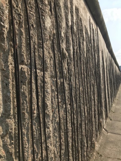 E2ZKkKbARsyXJ7evUAksXg